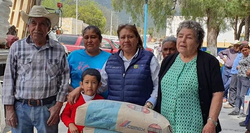 ENTREGA ALCALDESA CEMENTO A FAMILIAS