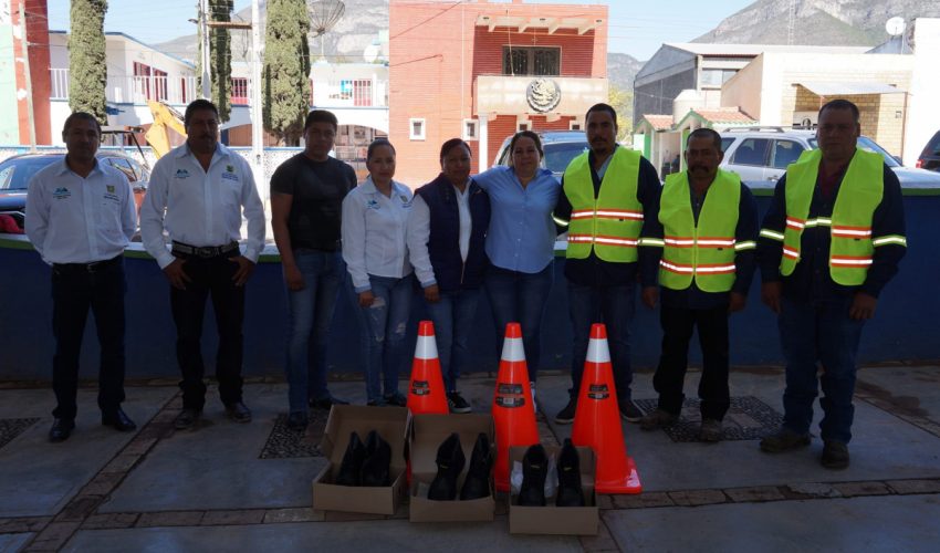 Entrega Presidenta Municipal  Material  a  personal de Protección Civil y Apoyo a Estudiantes.