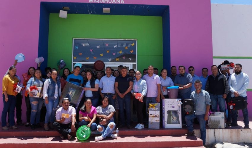 Entrega Presidenta Municipal Regalos a maestros.